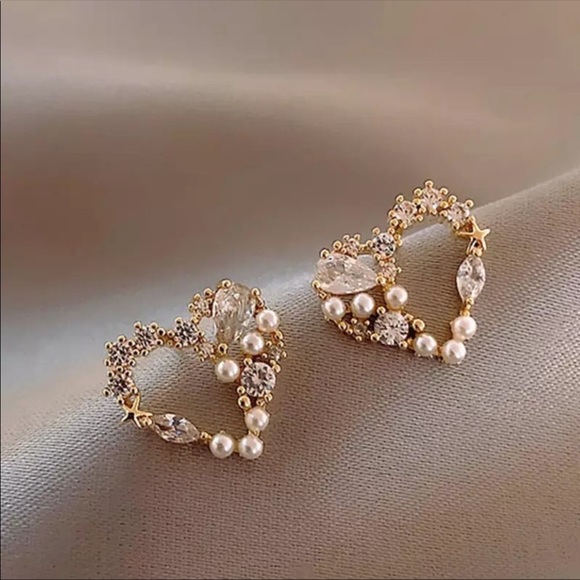 Jewelry - NEW Women’s Heart Pearl Earrings